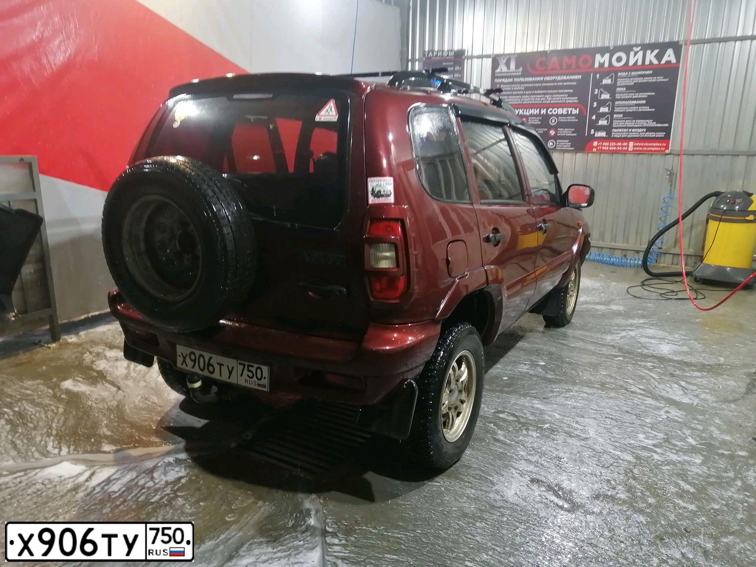 Фото автомобиля CHEVROLET NIVA, 2004 — госномер Х098МК177. Цвет: СЕРЕБРИСТЫЙ ЯРКО-КРАСНЫЙ