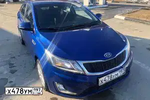 Фото автомобиля KIA RIO, 2012 — госномер Е104РН124. Цвет: синий