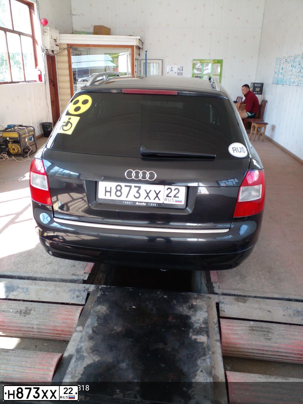 Фото автомобиля AUDI A4, 2004 — госномер Е203МЕ122. Цвет: ЧЕРНЫЙ