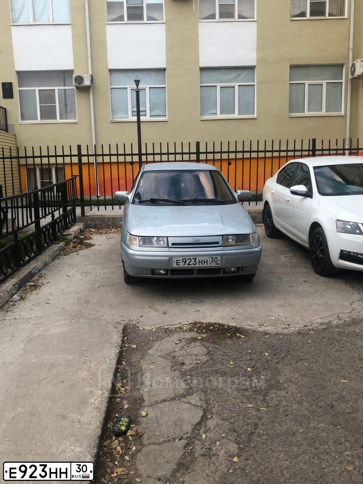 Фото автомобиля LADA 2110, 2004 — госномер Е923НН30. Цвет: Серебристо-Желтый
