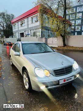 Фото автомобиля MERCEDES C-KLASSE, 2004 — госномер В970ЕС550. Цвет: СЕРЕБРИСТЫЙ