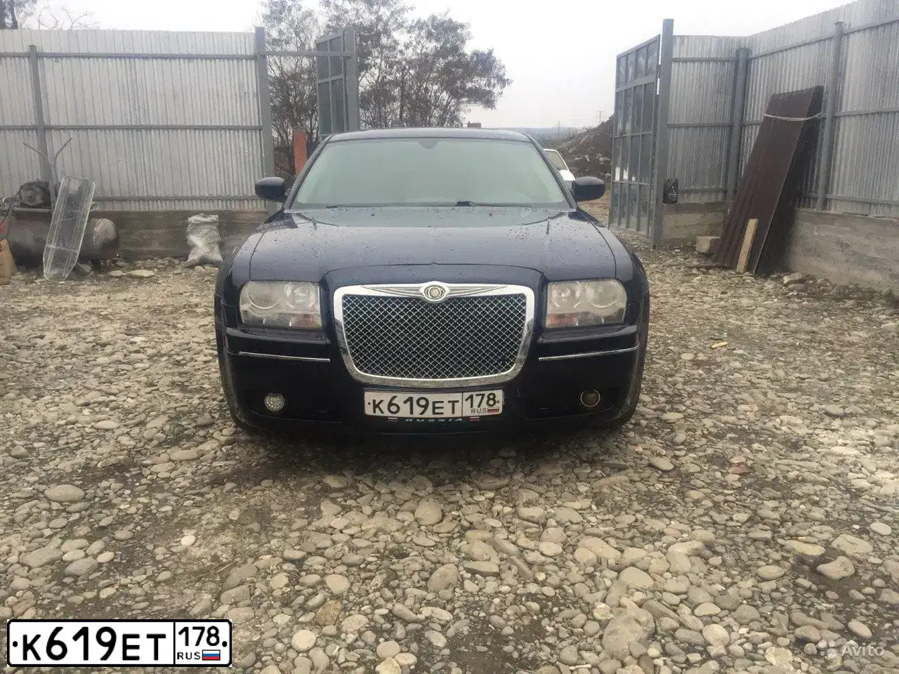 Фото автомобиля CHRYSLER SERIE 300, 2004 — госномер К619ЕТ178. Цвет: ТЕМНО-СИНИЙ