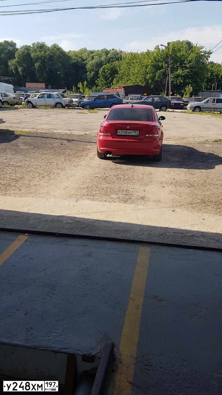Фото автомобиля BMW SERIE 1, 2008 — госномер Н795ТС62. Цвет: Красный