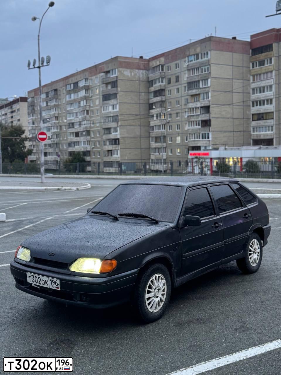 Фото автомобиля LADA 2114 SAMARA, 2005 — госномер М927ММ96. Цвет: ЧЕРНЫЙ