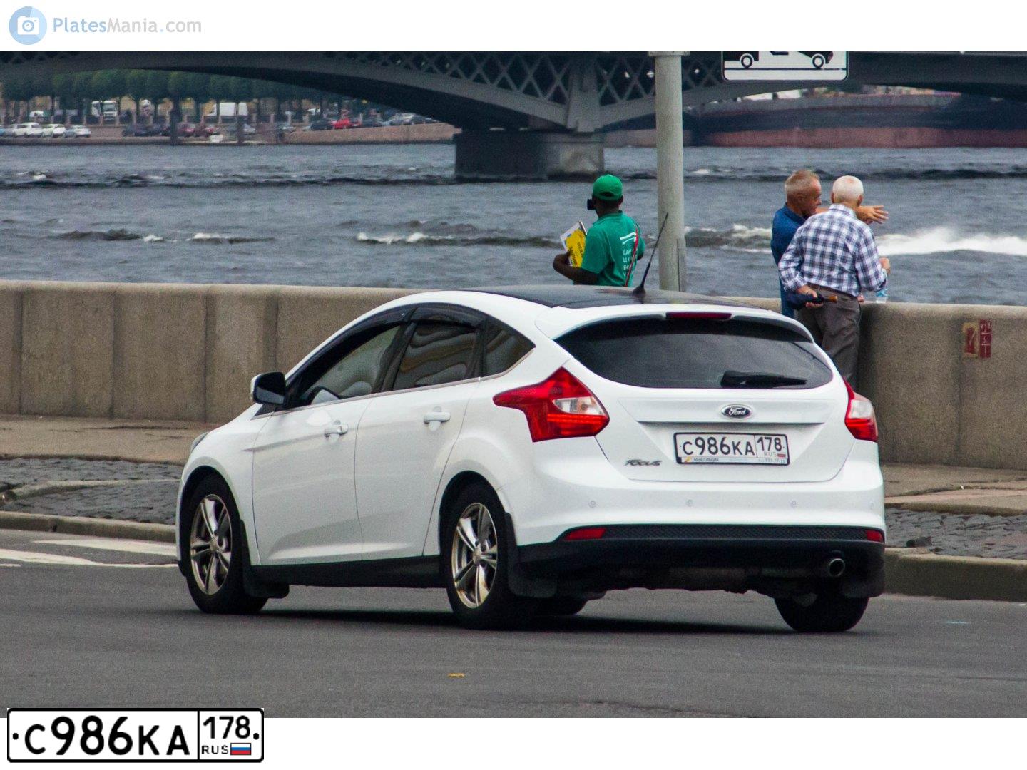 Фото автомобиля FORD FOCUS, 2011 — госномер Е358КХ178. Цвет: Белый