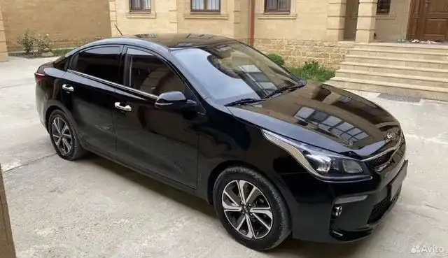 Фото автомобиля KIA RIO, 2019 — госномер О992РМ05. Цвет: ЧЕРНЫЙ