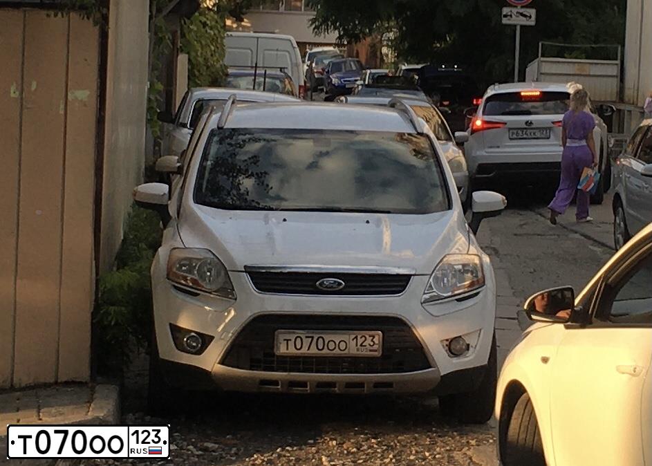 Фото автомобиля FORD KUGA, 2012 — госномер Т070ОО123. Цвет: Белый
