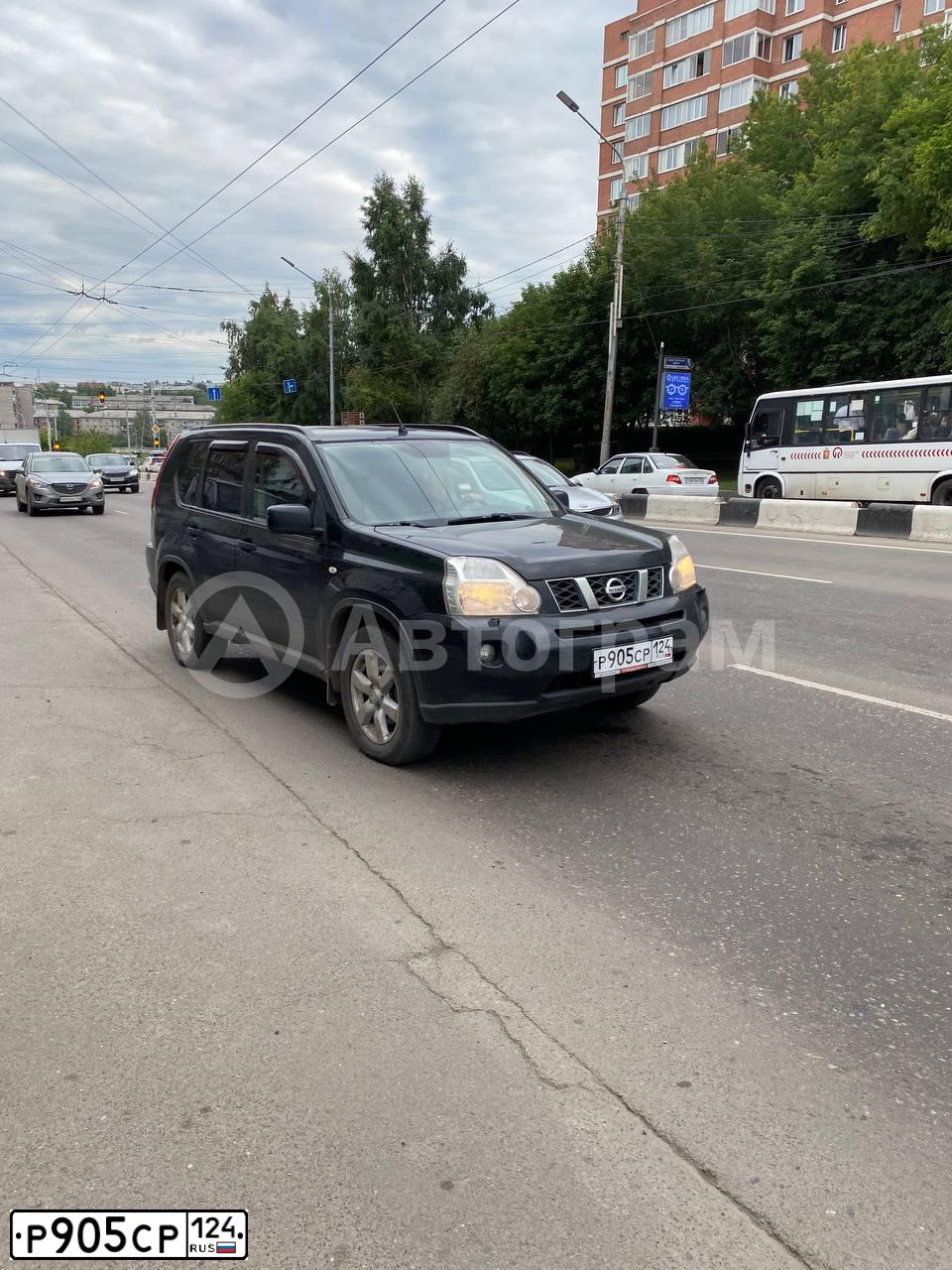 Фото автомобиля NISSAN X-TRAIL, 2010 — госномер Р905СР124. Цвет: ЧЕРНЫЙ