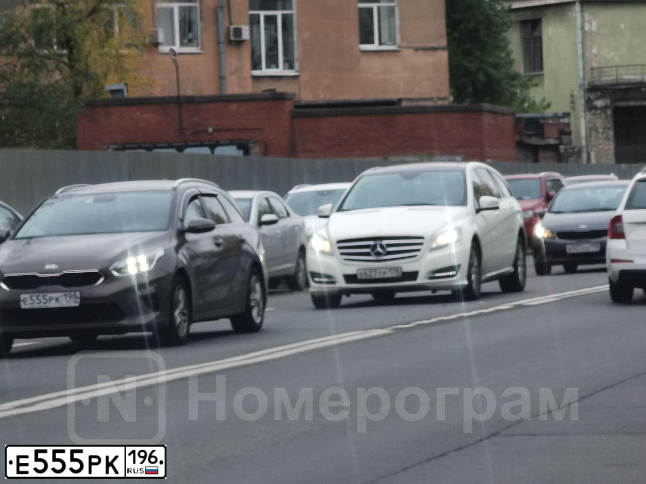 Фото автомобиля FUSO CANTER, 2011 — госномер Т780КС96. Цвет: Белый
