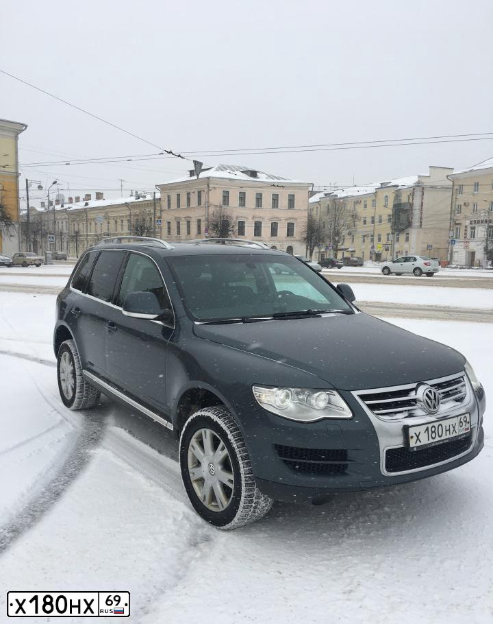 Фото автомобиля VOLKSWAGEN TOUAREG, 2010 — госномер Р239КР11. Цвет: ТЕМНО СЕРЫЙ