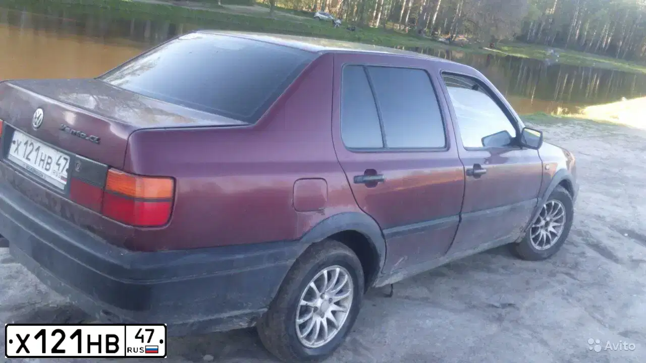 Фото автомобиля VOLKSWAGEN VENTO, 1997 — госномер М831КМ178. Цвет: ВИШНЕВЫЙ