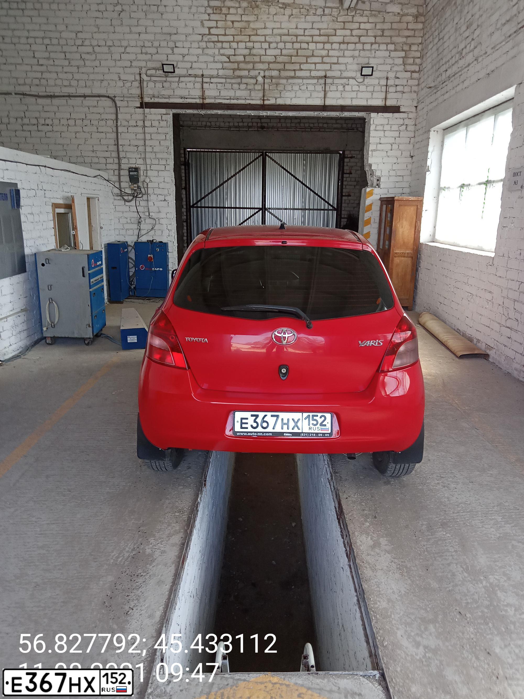 Фото автомобиля TOYOTA YARIS, 2006 — госномер Е367НХ152. Цвет: Красный