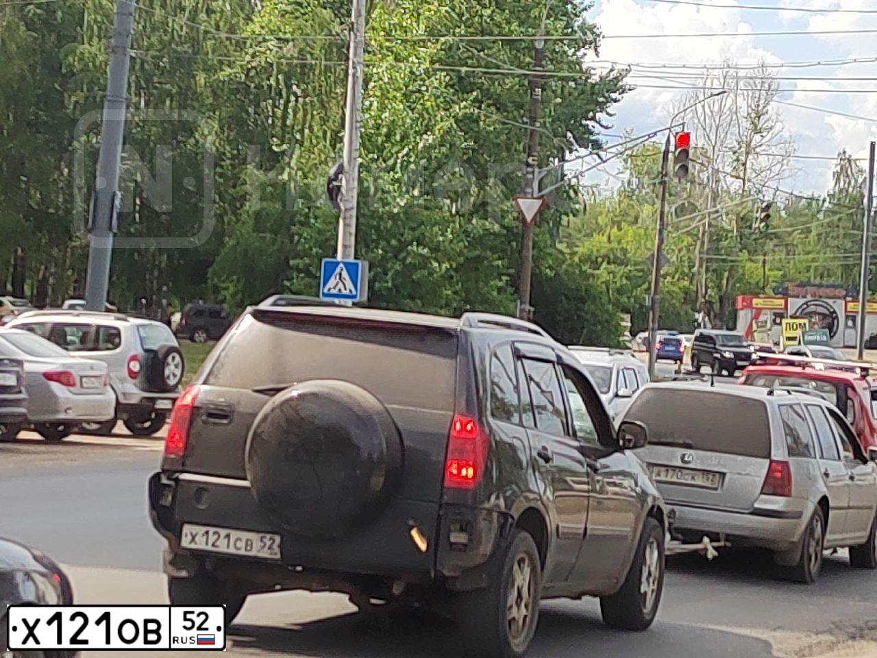 Фото автомобиля MITSUBISHI CARISMA, 2003 — госномер Е818ХН152. Цвет: СЕРЫЙ