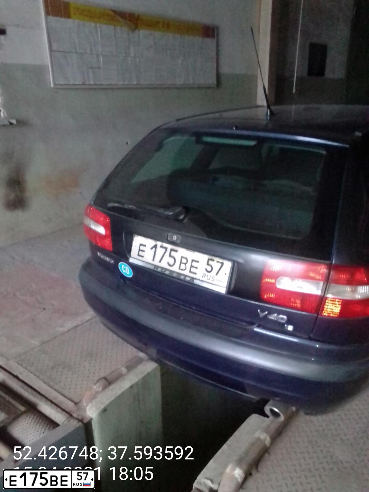 Фото автомобиля VOLVO V40, 2000 — госномер Е175ВЕ57. Цвет: СИНИЙ