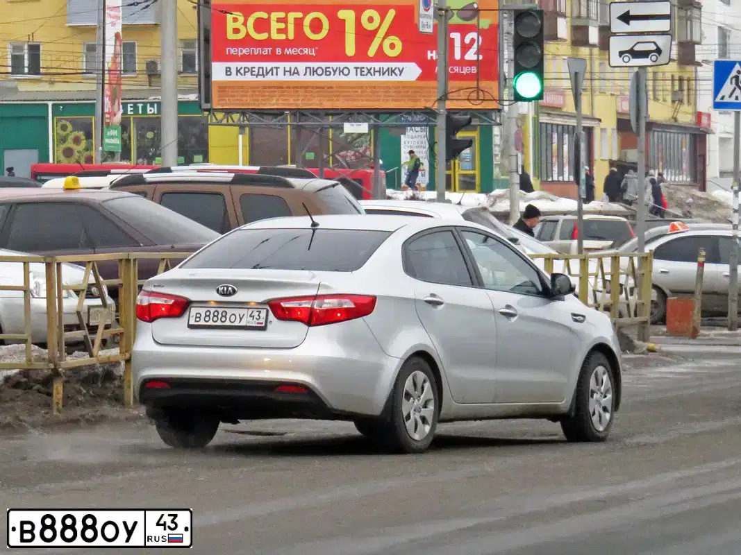 Фото автомобиля KIA RIO, 2015 — госномер В888ОУ43. Цвет: СЕРЕБРИСТЫЙ