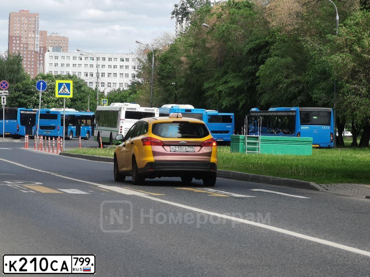 Фото автомобиля FORD FOCUS, 2016 — госномер К210СА799. Цвет: ЖЕЛТЫЙ