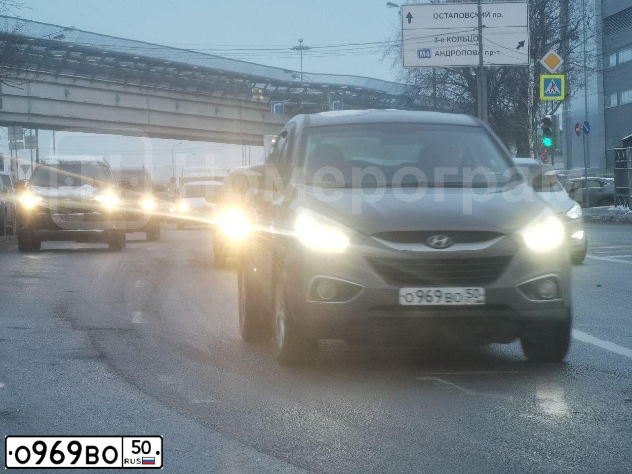 Фото автомобиля HYUNDAI IX35, 2014 — госномер Е012КТ19. Цвет: Коричневый