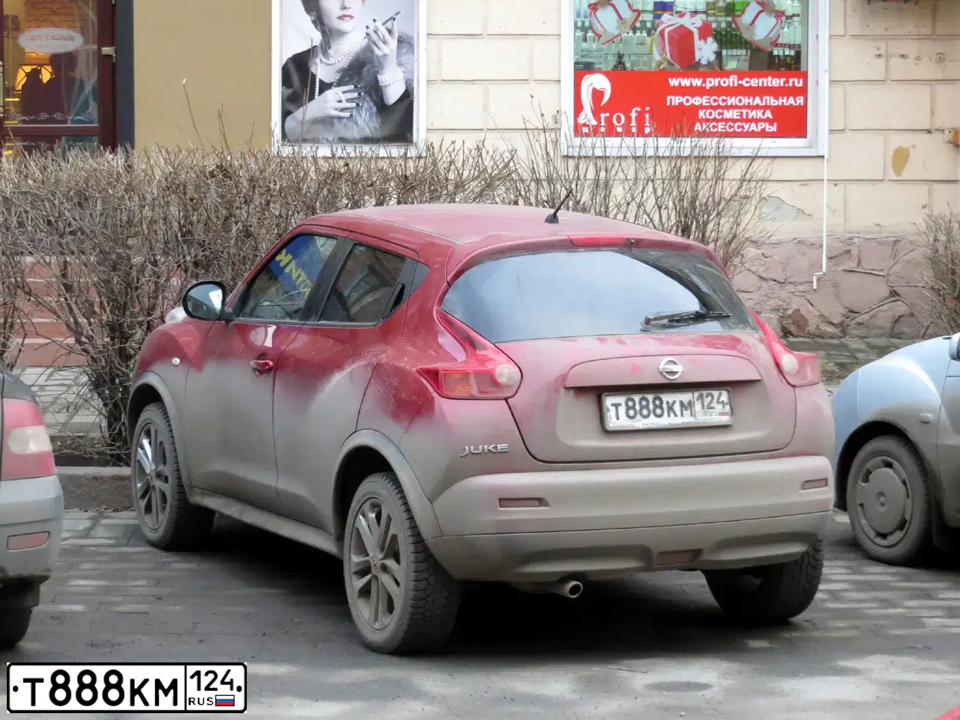 Фото автомобиля NISSAN JUKE, 2012 — госномер К748НР122. Цвет: Красный
