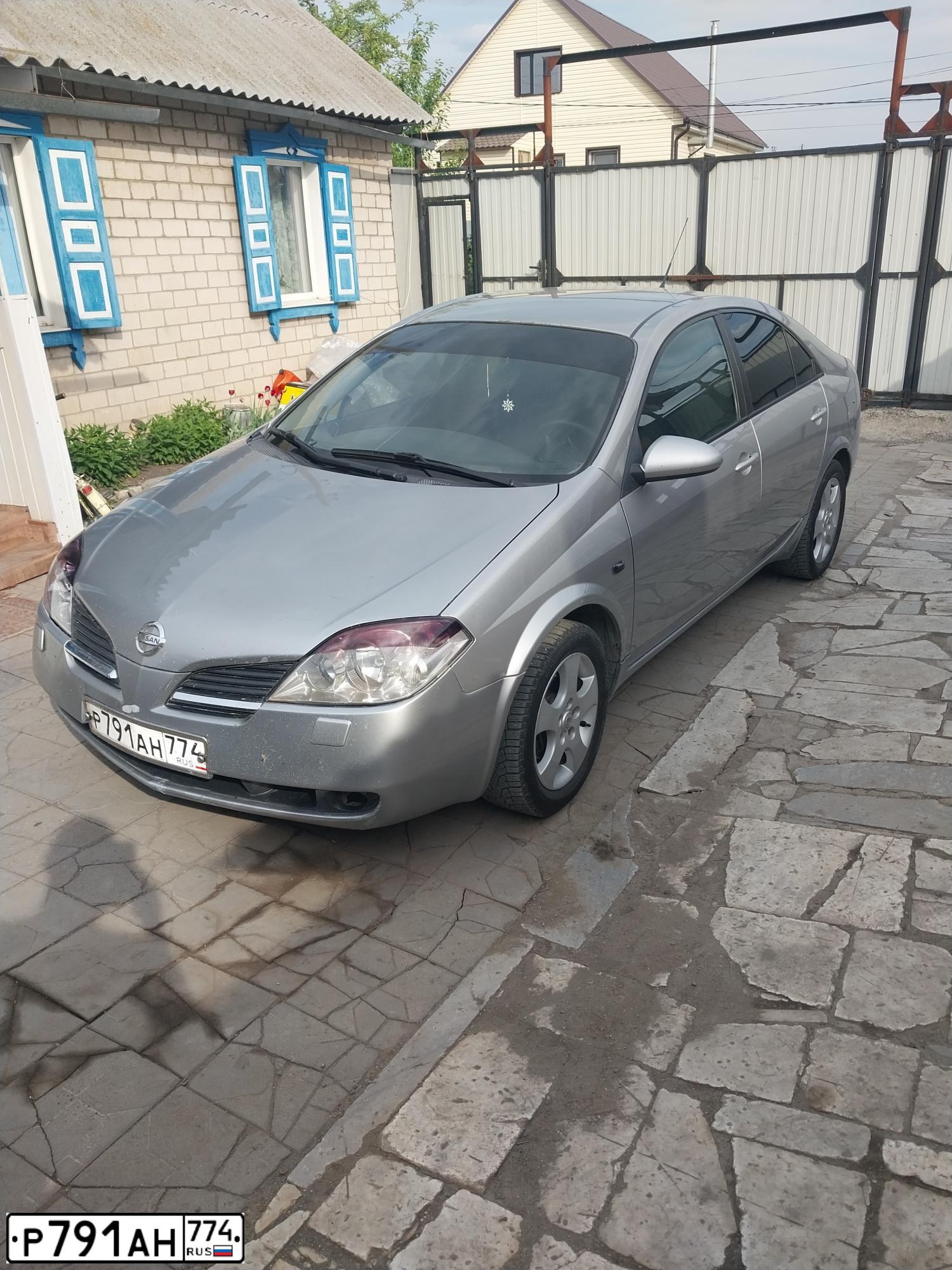 Фото автомобиля NISSAN PRIMERA, 2004 — госномер Р791АН774. Цвет: СЕРЕБРИСТЫЙ