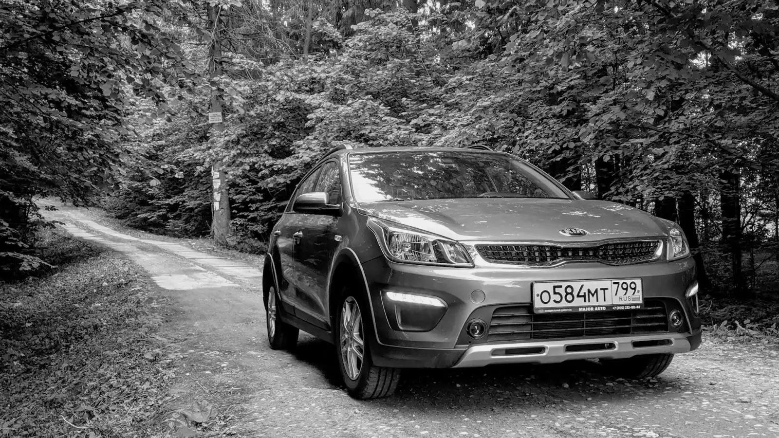 Фото автомобиля KIA RIO, 2018 — госномер Х028НО761. Цвет: СЕРЫЙ