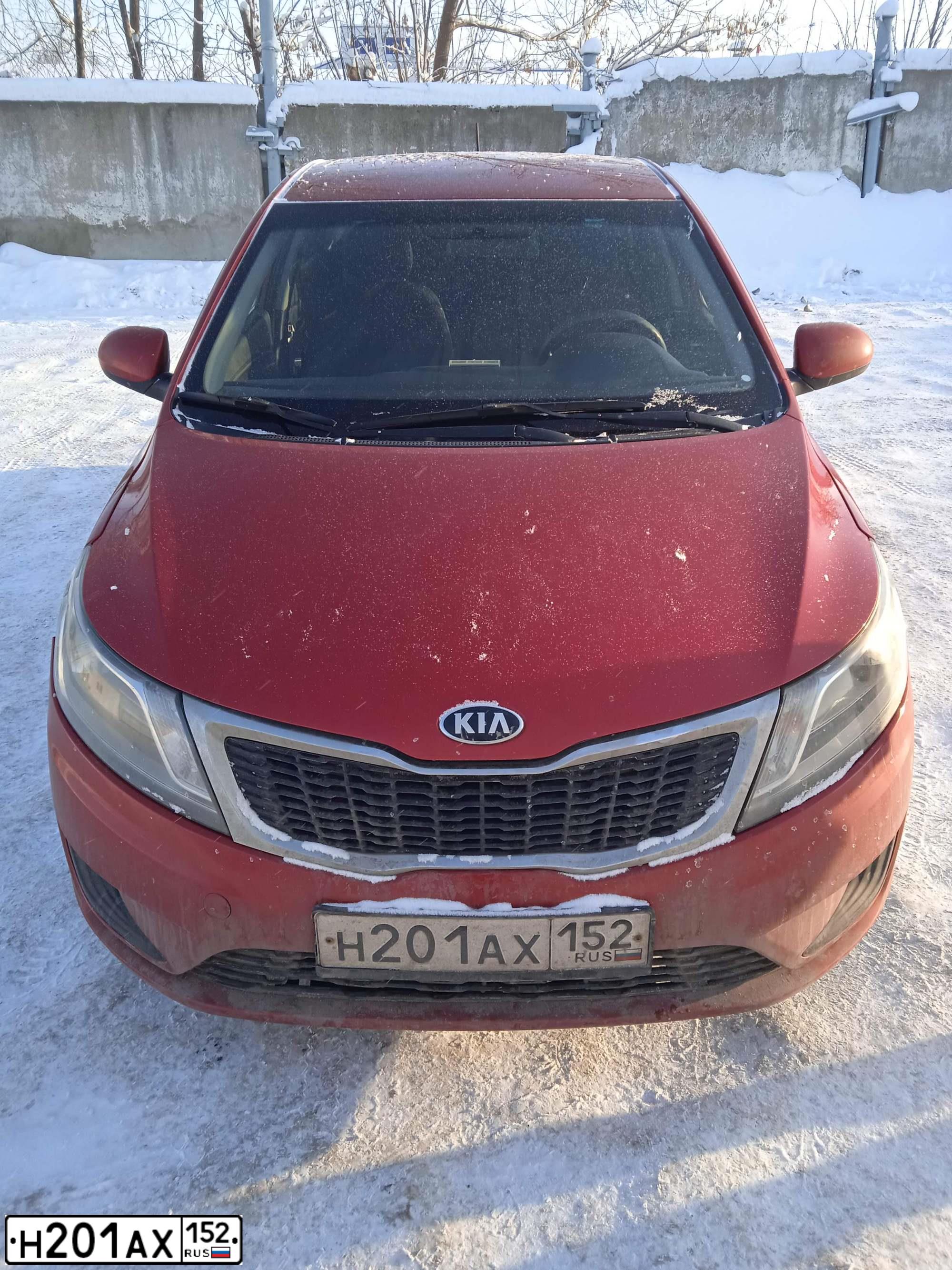 Фото автомобиля KIA RIO, 2013 — госномер Н201АХ152. Цвет: Красный