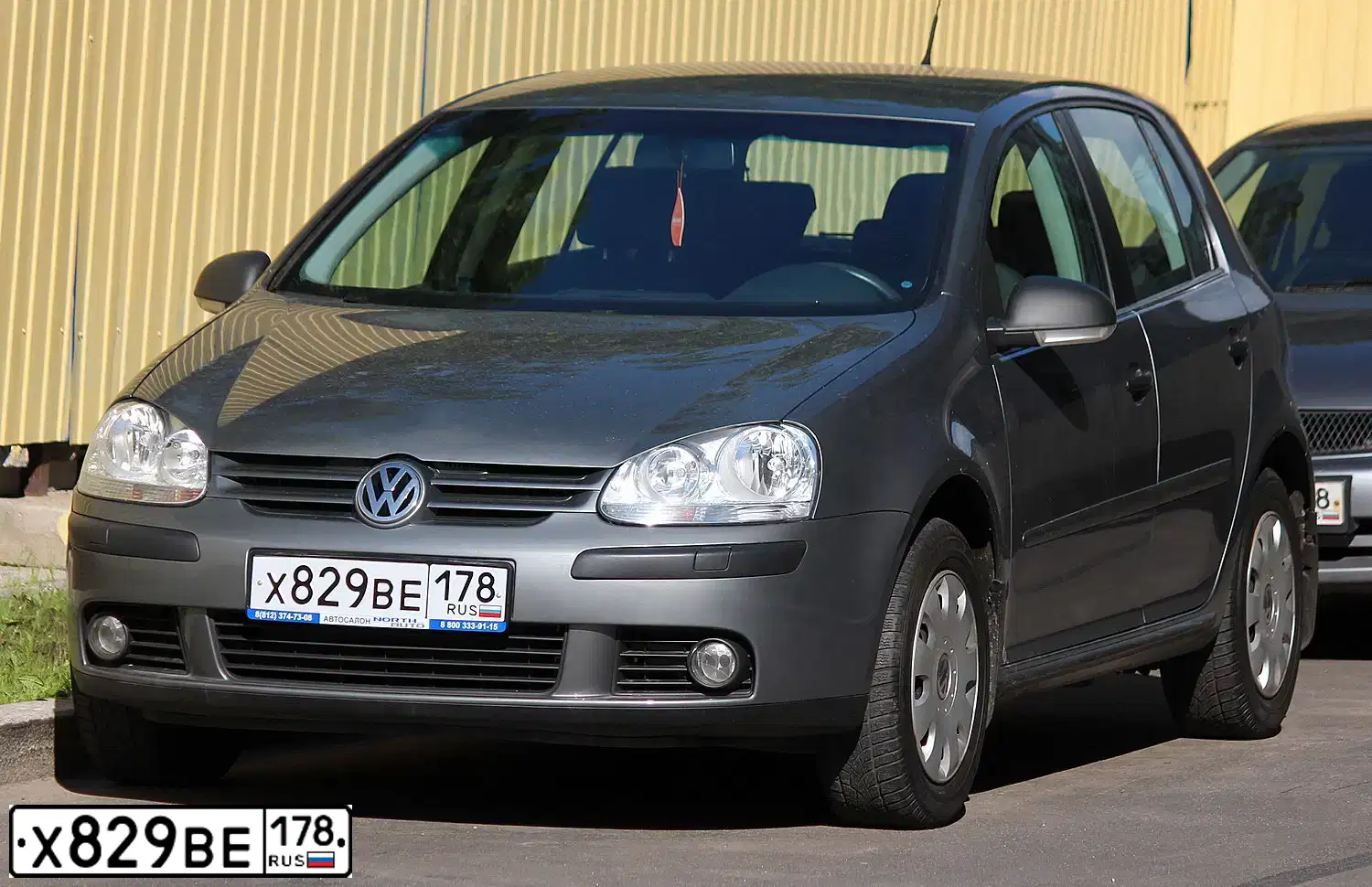 Фото автомобиля VOLKSWAGEN GOLF, 2006 — госномер О790АО48. Цвет: Серый