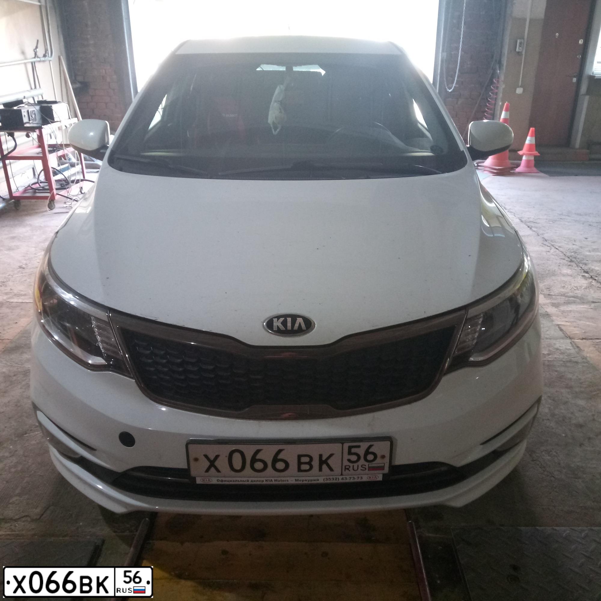 Фото автомобиля KIA RIO, 2016 — госномер Х066ВК56. Цвет: БЕЛЫЙ