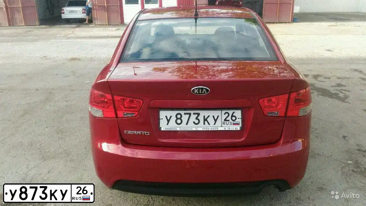 Фото автомобиля KIA CERATO, 2010 — госномер О833КЕ32. Цвет: Красный