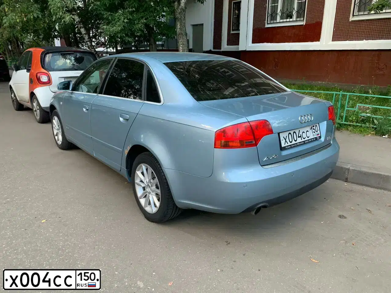 Фото автомобиля AUDI A4, 2005 — госномер Х004СС150. Цвет: голубой