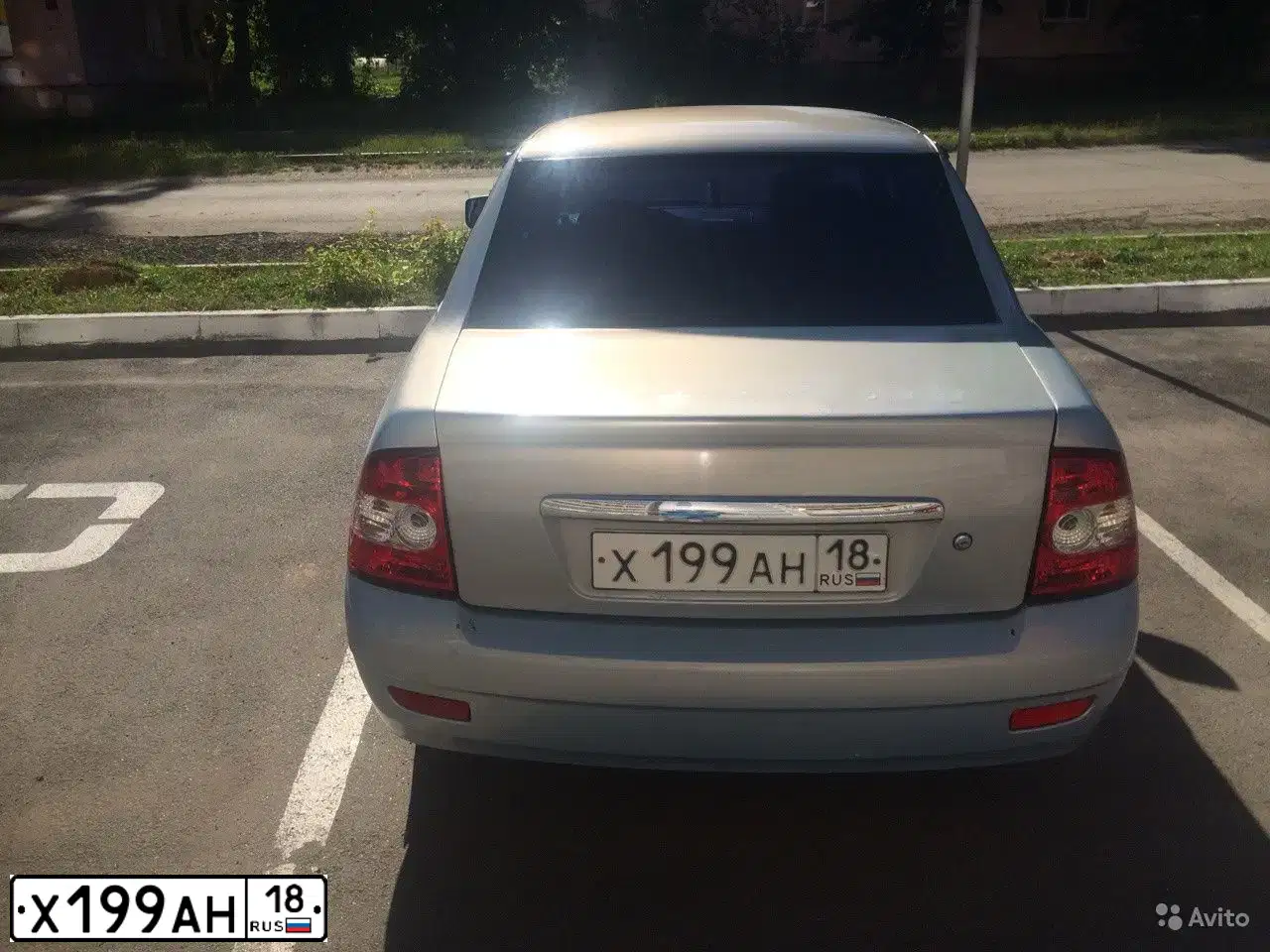 Фото автомобиля LADA 2170 PRIORA, 2008 — госномер Х199АН18. Цвет: серебристо желто-голубой