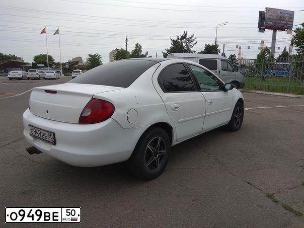 Фото автомобиля PLYMOUTH NEON, 2000 — госномер Р008КУ190. Цвет: Белый