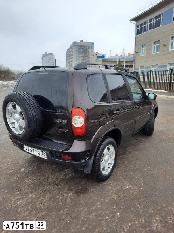 Фото автомобиля CHEVROLET NIVA, 2009 — госномер М700УР35. Цвет: Темно-коричневый металлик