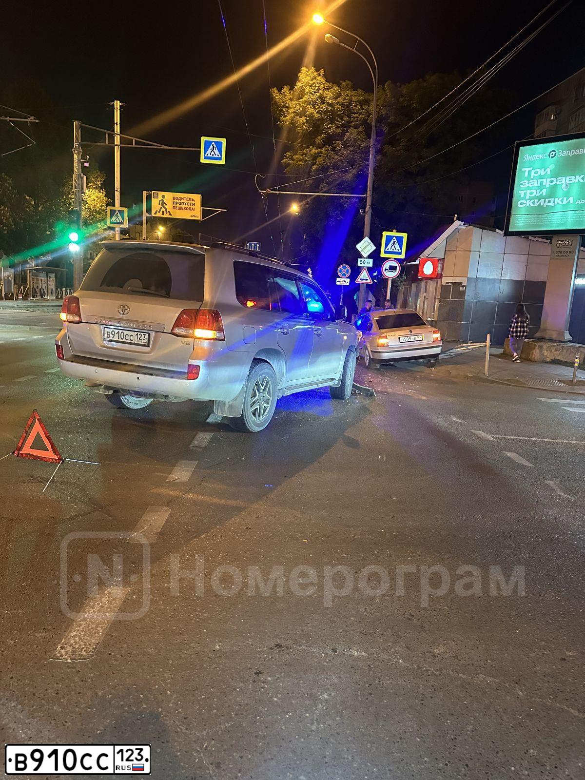 Фото автомобиля TOYOTA LANDCRUISER 200, 2008 — госномер В910СС123. Цвет: СЕРЕБРИСТЫЙ