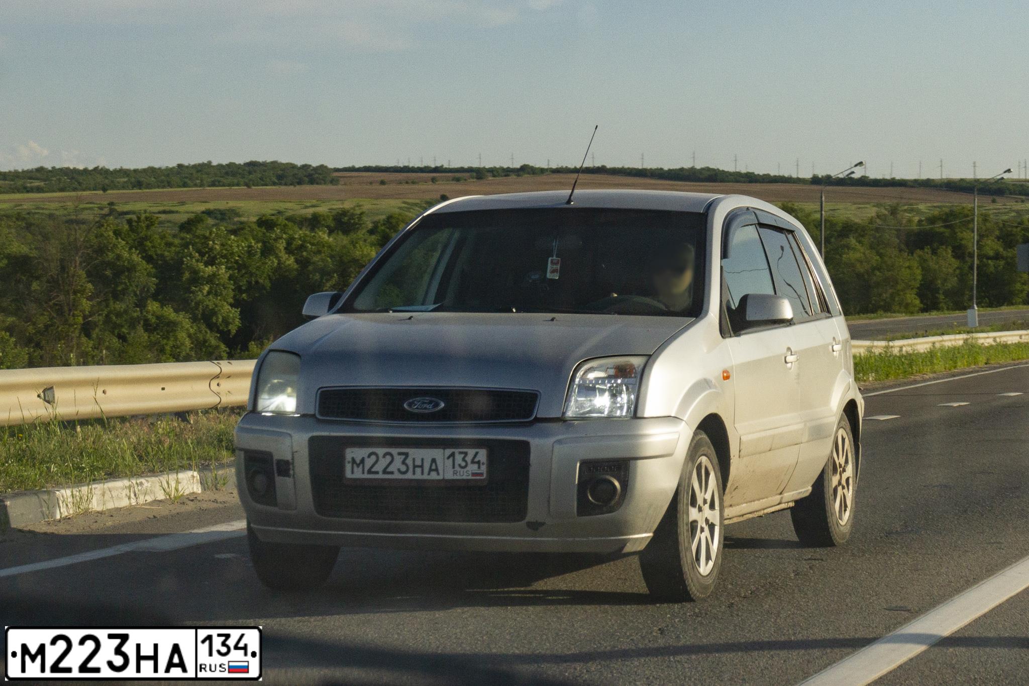 Фото автомобиля FORD FUSION, 2006 — госномер М223НА134. Цвет: Серебристый