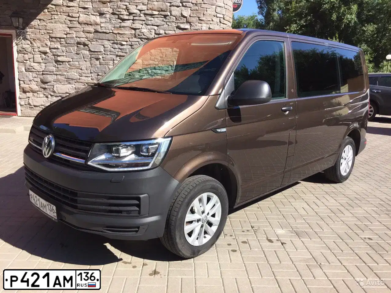 Фото автомобиля VOLKSWAGEN CARAVELLE, 2016 — госномер Р421АМ136. Цвет: Коричневый