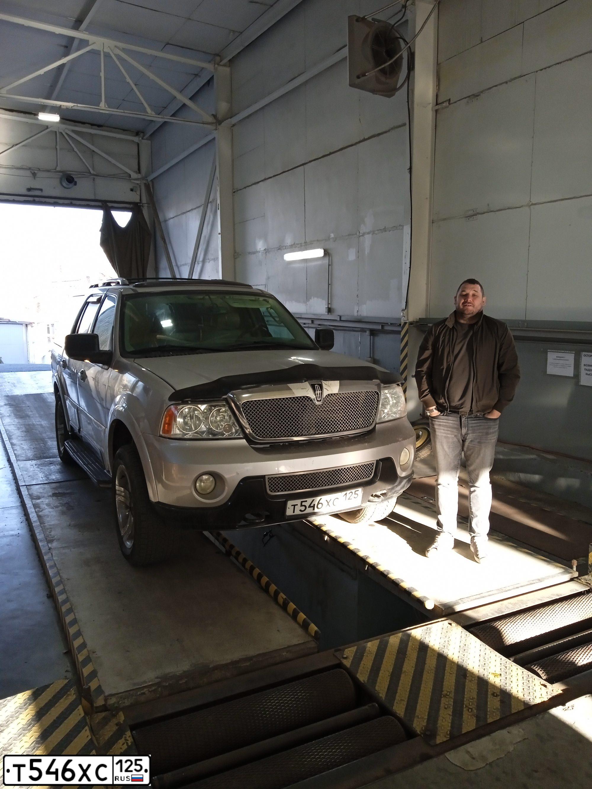 Фото автомобиля LINCOLN NAVIGATOR, 2003 — госномер Н856ОВ177. Цвет: СЕРЕБРИСТЫЙ