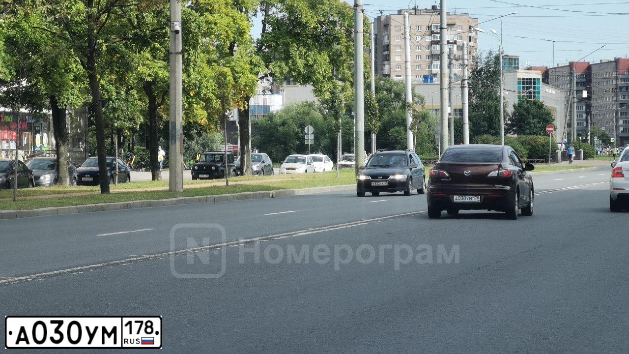 Фото автомобиля MAZDA 3, 2012 — госномер А030УМ178. Цвет: КОРИЧНЕВЫЙ
