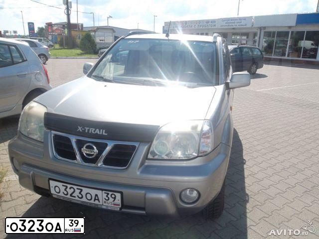 Фото автомобиля NISSAN X-TRAIL, 2002 — госномер О323ОА39. Цвет: СЕРЫЙ
