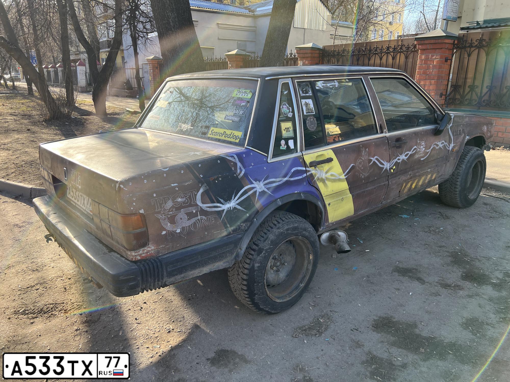 Фото автомобиля VOLVO 740, 1989 — госномер А533ТХ77. Цвет: комбинир