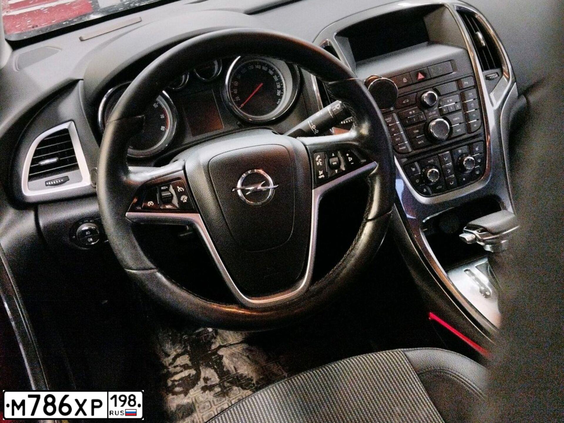 Фото автомобиля OPEL ASTRA, 2013 — госномер С439ХС43. Цвет: Красный