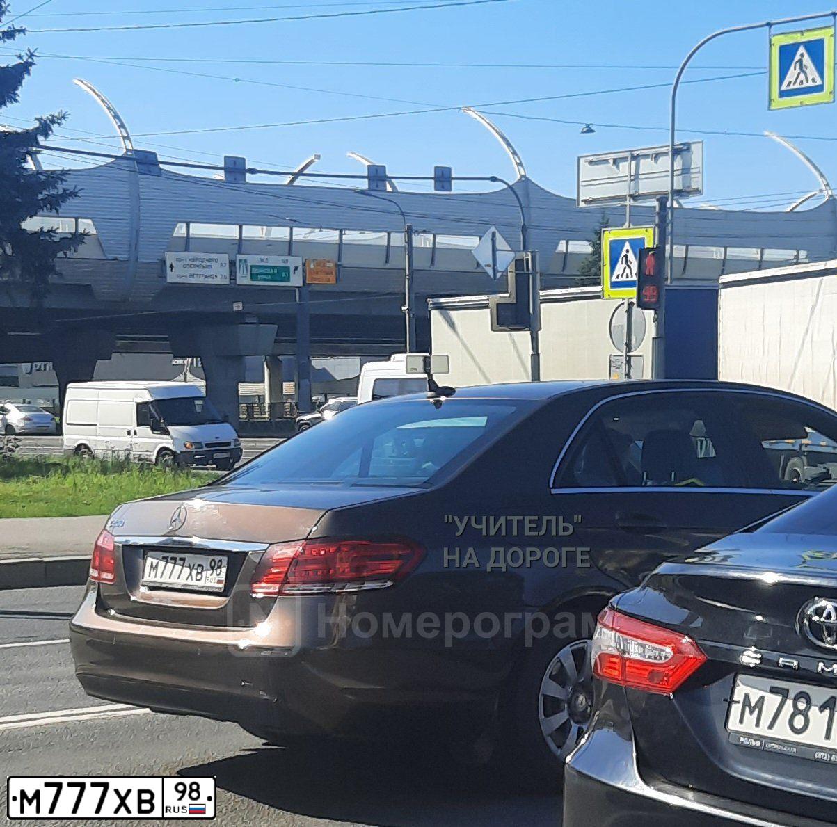 Фото автомобиля MERCEDES E-KLASSE, 2013 — госномер М777ХВ98. Цвет: Коричневый