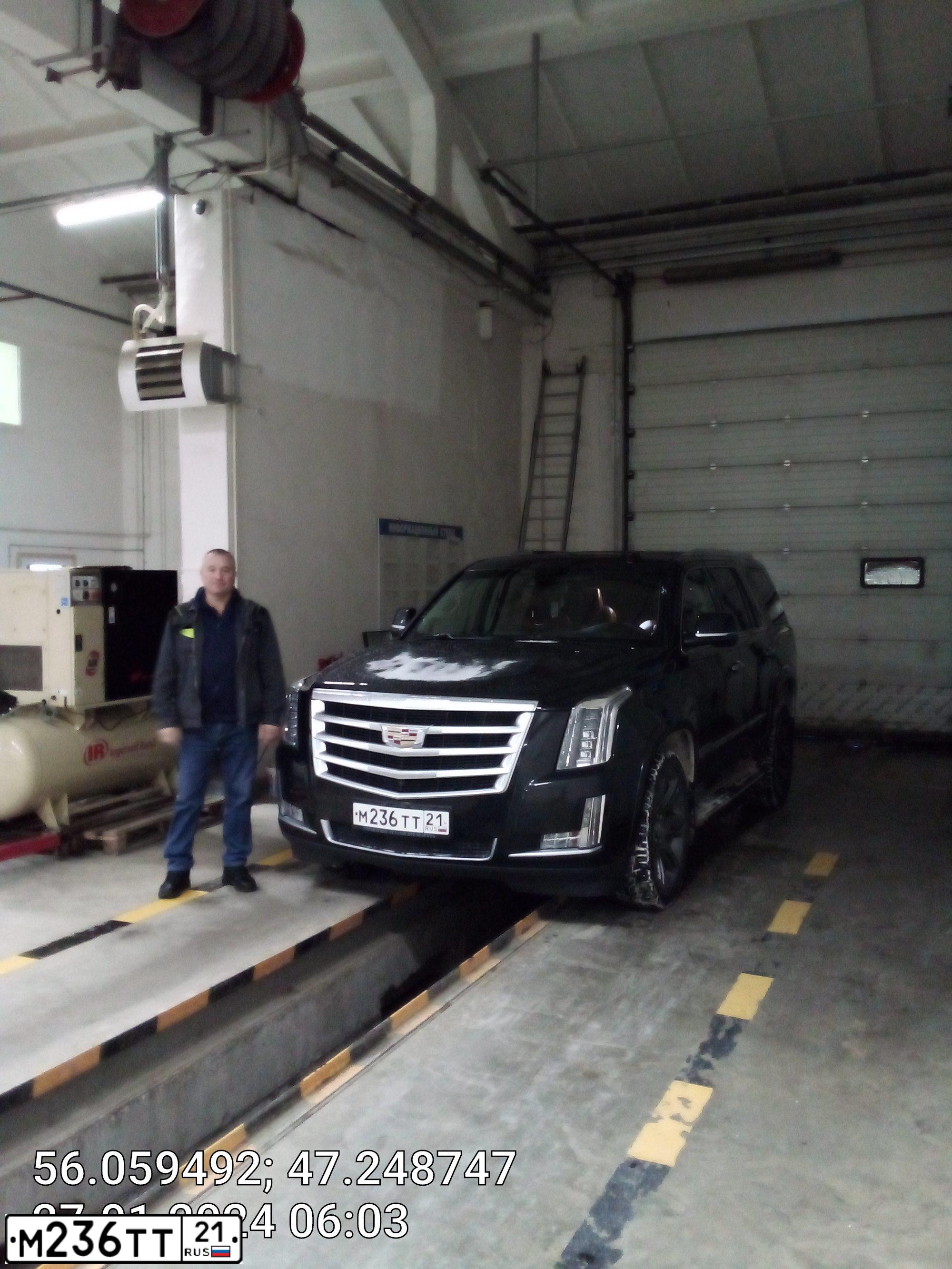 Фото автомобиля CADILLAC ESCALADE, 2018 — госномер Р998ОА186. Цвет: ЧЕРНЫЙ