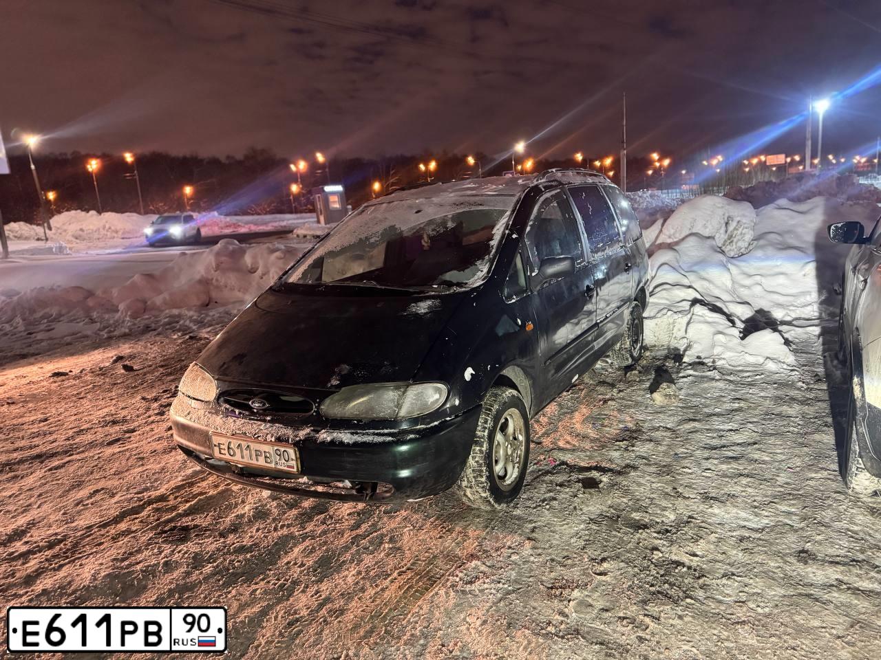Фото автомобиля FORD GALAXY, 1998 — госномер Е611РВ90. Цвет: ЗЕЛЕНЫЙ ТЕМНЫЙ