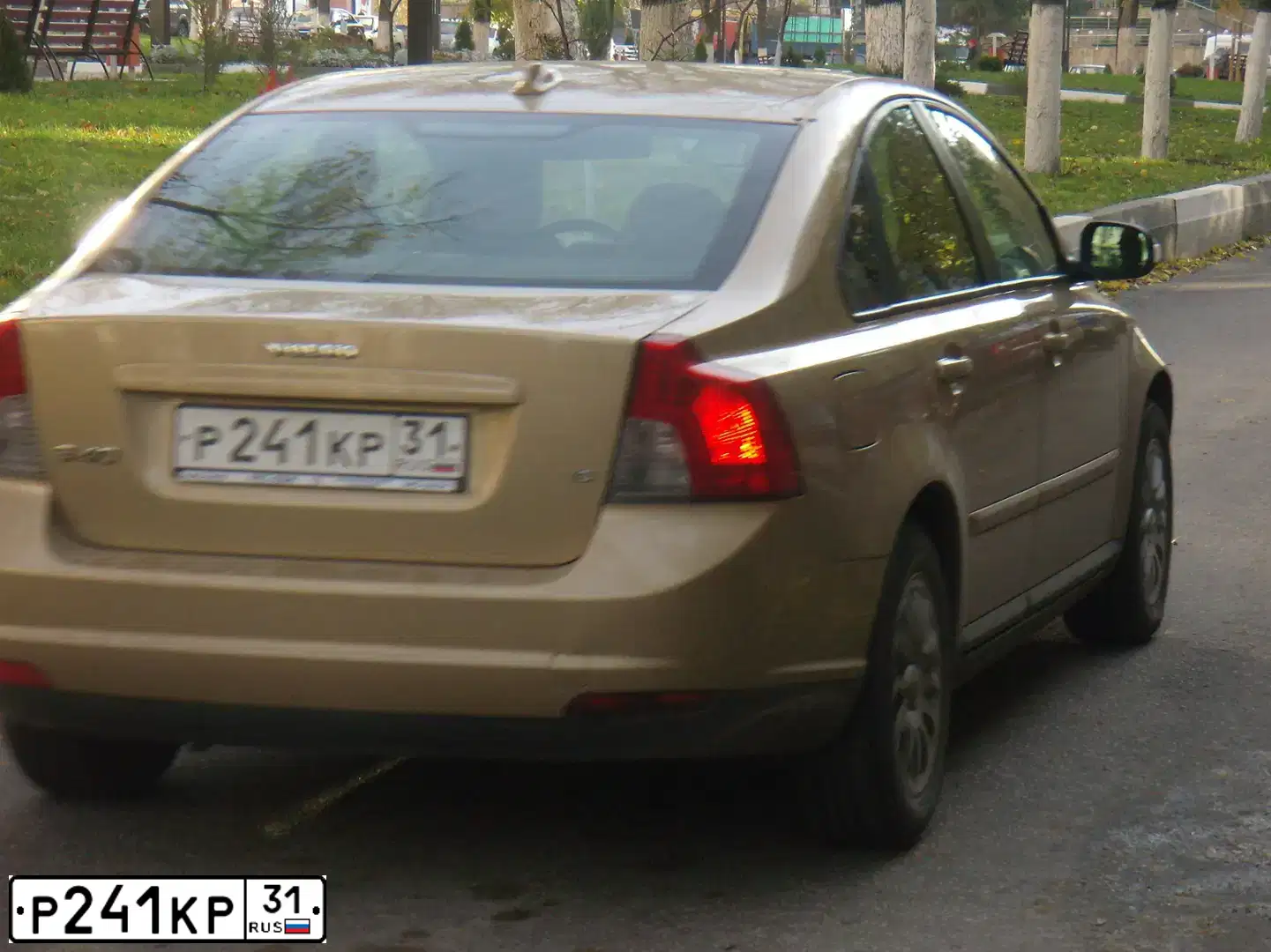 Фото автомобиля VOLVO S40, 2007 — госномер У653КМ199. Цвет: ЗОЛОТИСТЫЙ
