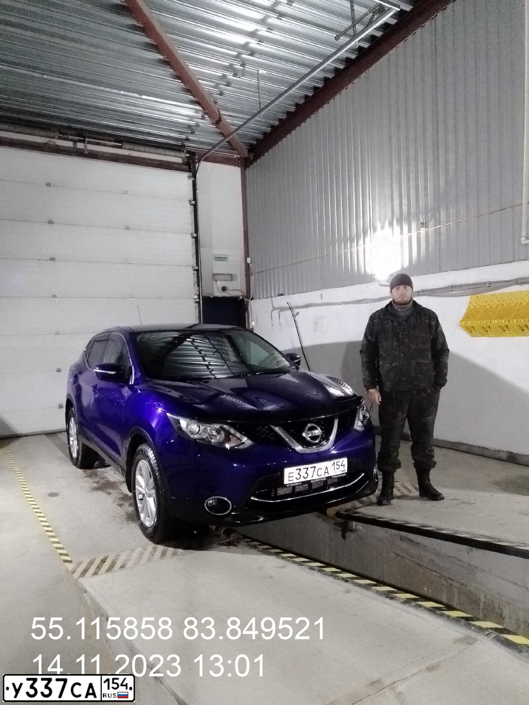 Фото автомобиля NISSAN QASHQAI, 2014 — госномер Р538ЕК154. Цвет: Темно-синий