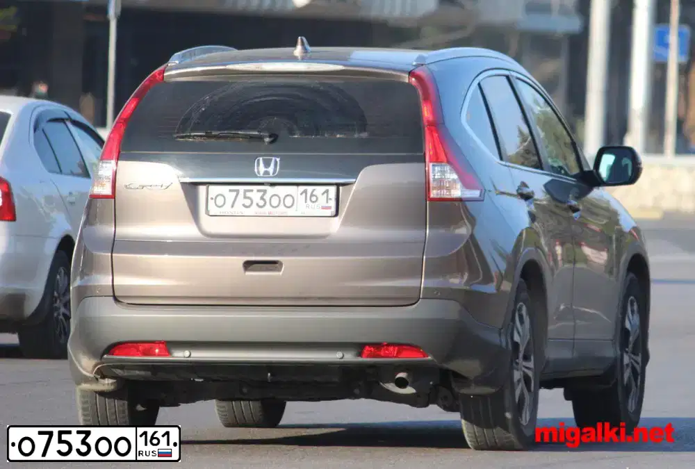 Фото автомобиля HONDA CR-V, 2014 — госномер У385УК161. Цвет: СЕРО-КОРИЧНЕВЫЙ