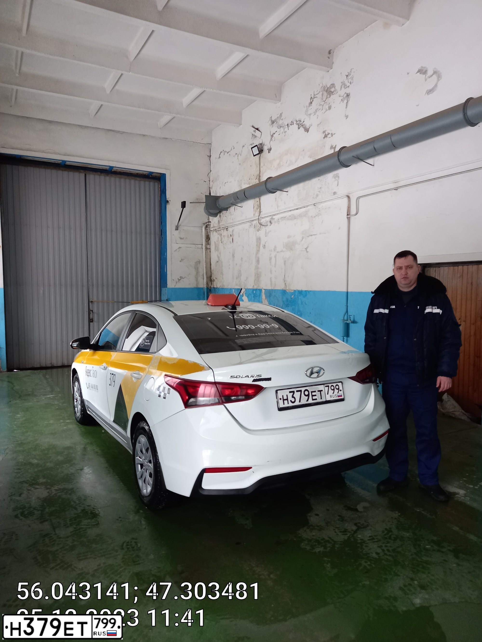 Фото автомобиля HYUNDAI SOLARIS, 2018 — госномер М101РС21. Цвет: бело-желто-серый