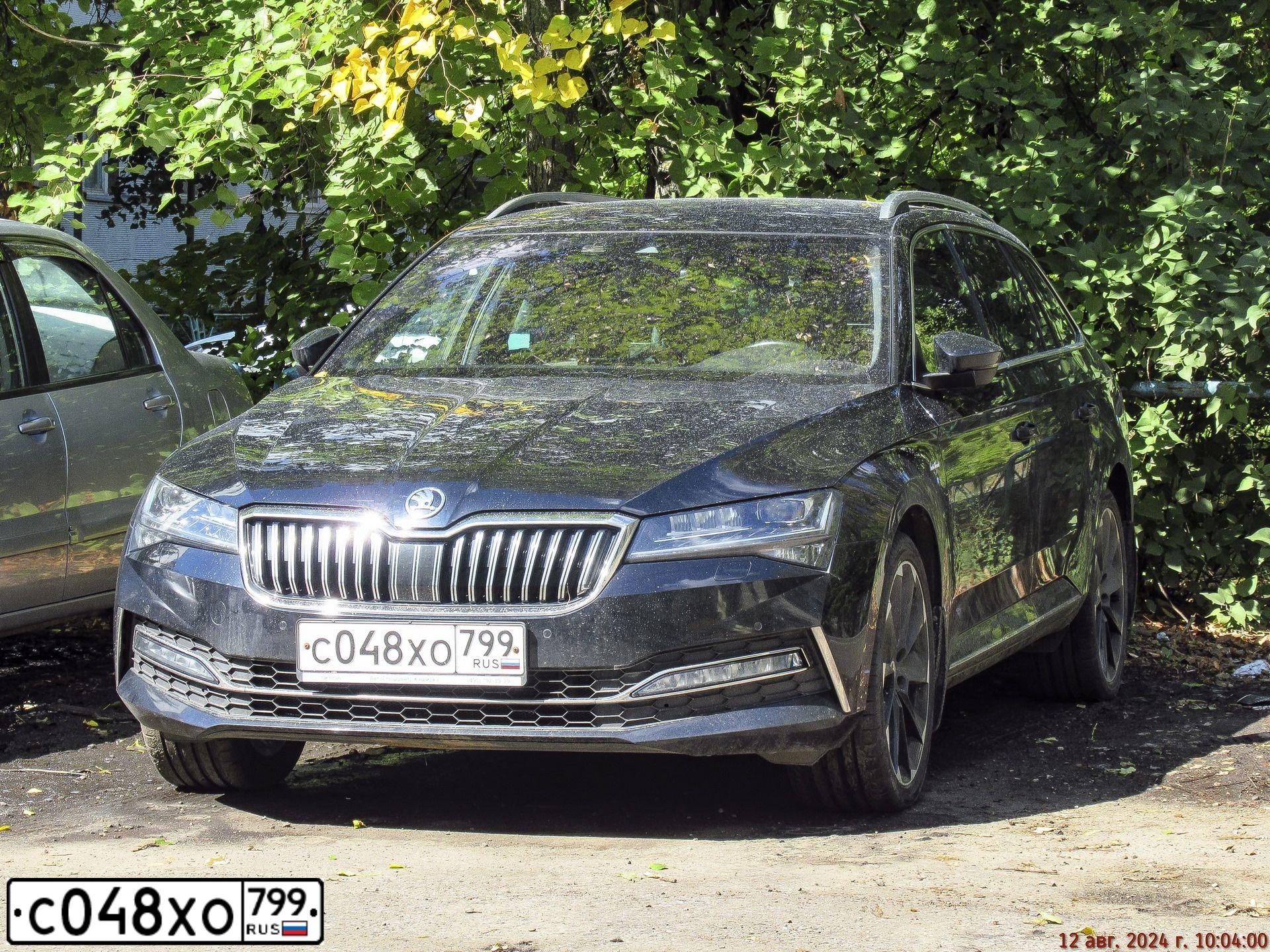 Фото автомобиля SKODA SUPERB, 2021 — госномер С048ХО799. Цвет: ЧЕРНЫЙ