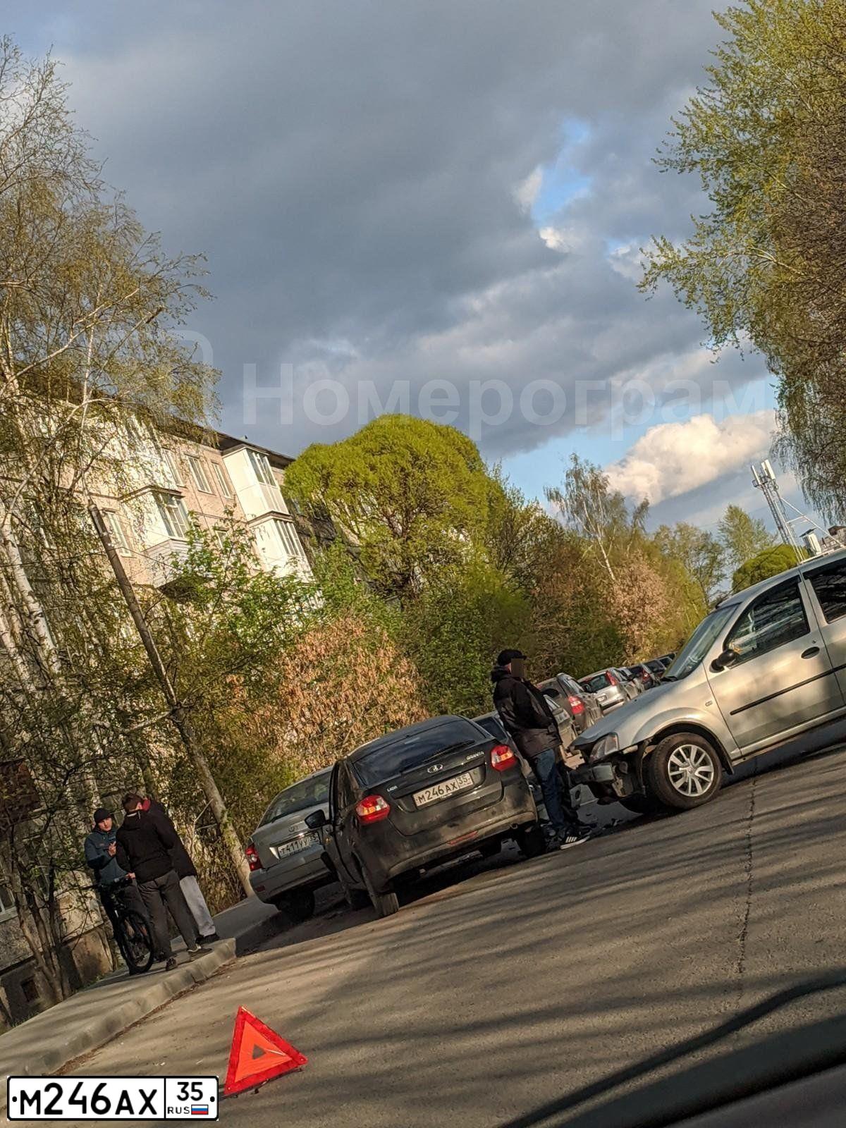 Фото автомобиля LADA 2191 GRANTA, 2015 — госномер М246АХ35. Цвет: ЧЕРНЫЙ