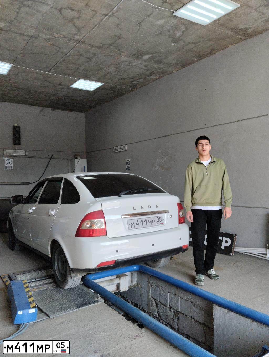 Фото автомобиля LADA 2172 PRIORA, 2010 — госномер М411МР05. Цвет: Белый